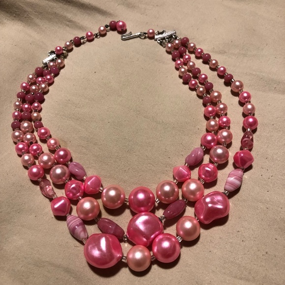 Vintage pink beaded three strand necklaces - Picture 3 of 7